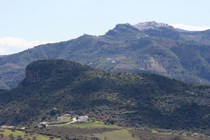 Peña de Hierro y Comares al fondo