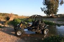 Buggy cruzando el río Guaro